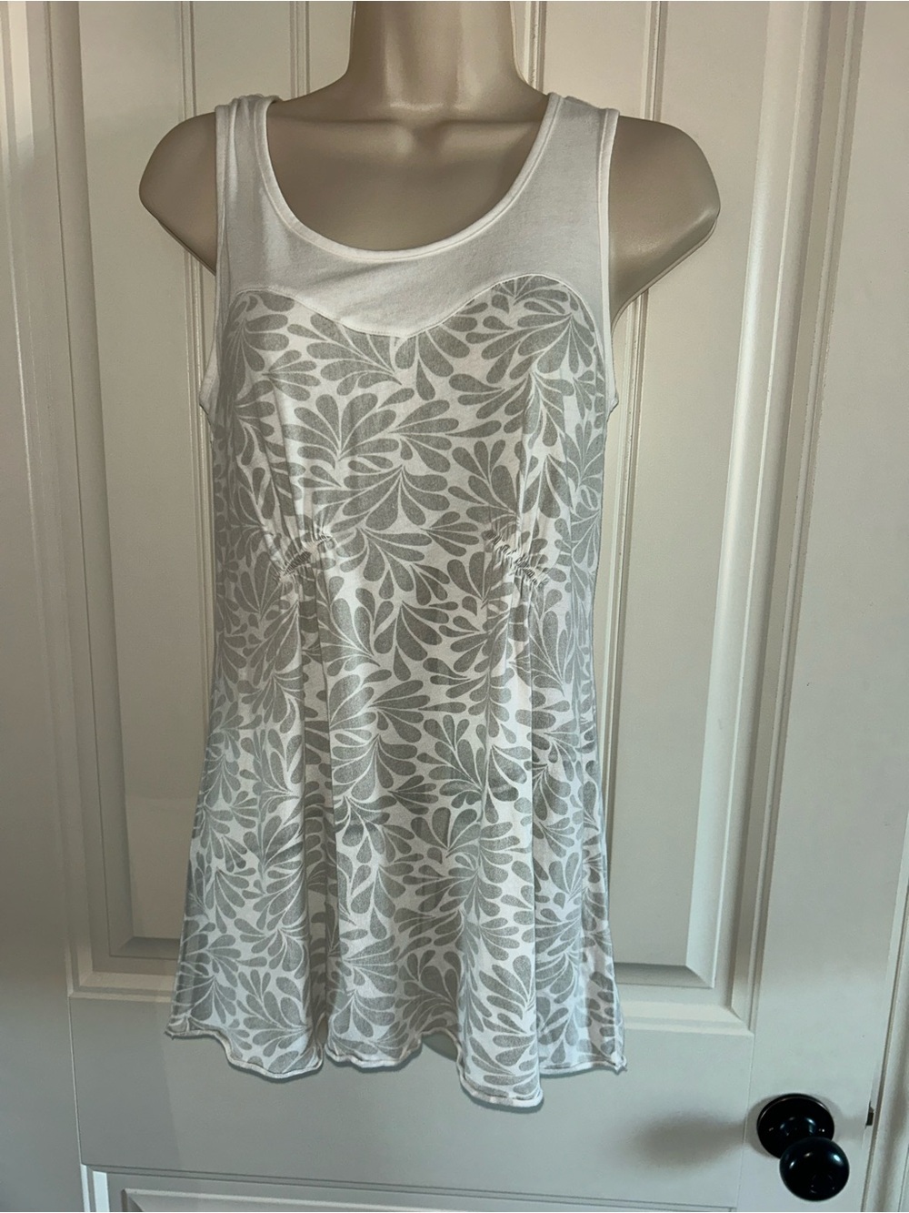 NWT Mod-O-Doc White Tank Top with Gray Leaf Pattern Sz S